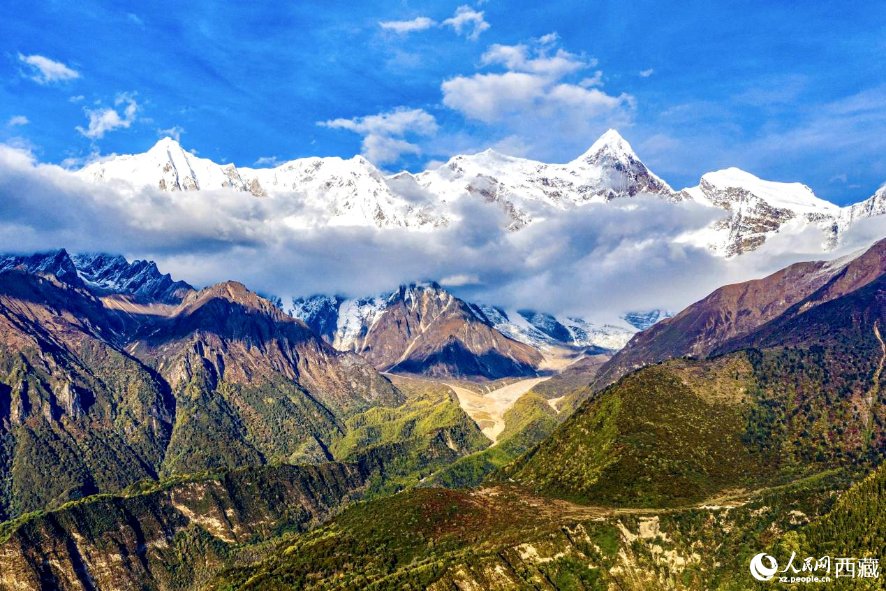 無人機(jī)航拍南迦巴瓦峰。