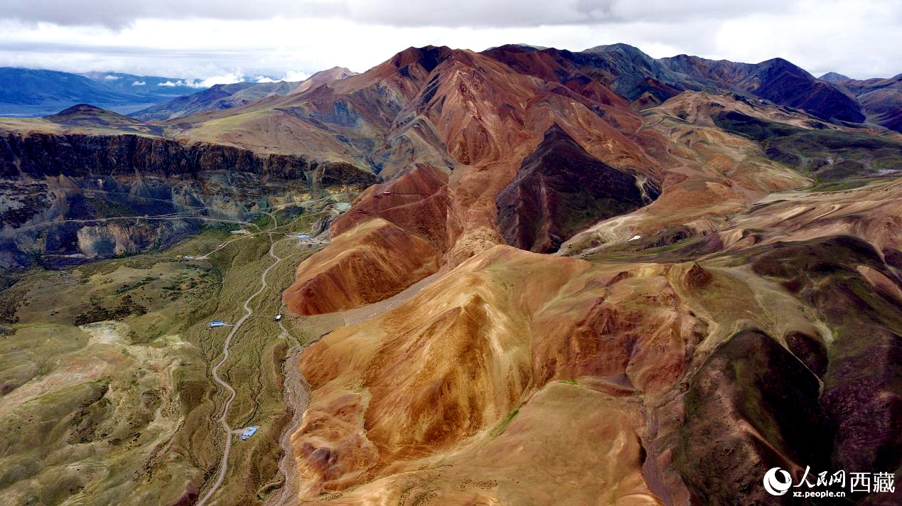 西藏阿里地區(qū)札達(dá)縣境內(nèi)的山丘，因大地礦石的緣故而變得色彩豐富，當(dāng)?shù)厝朔Q之為“五彩山”。