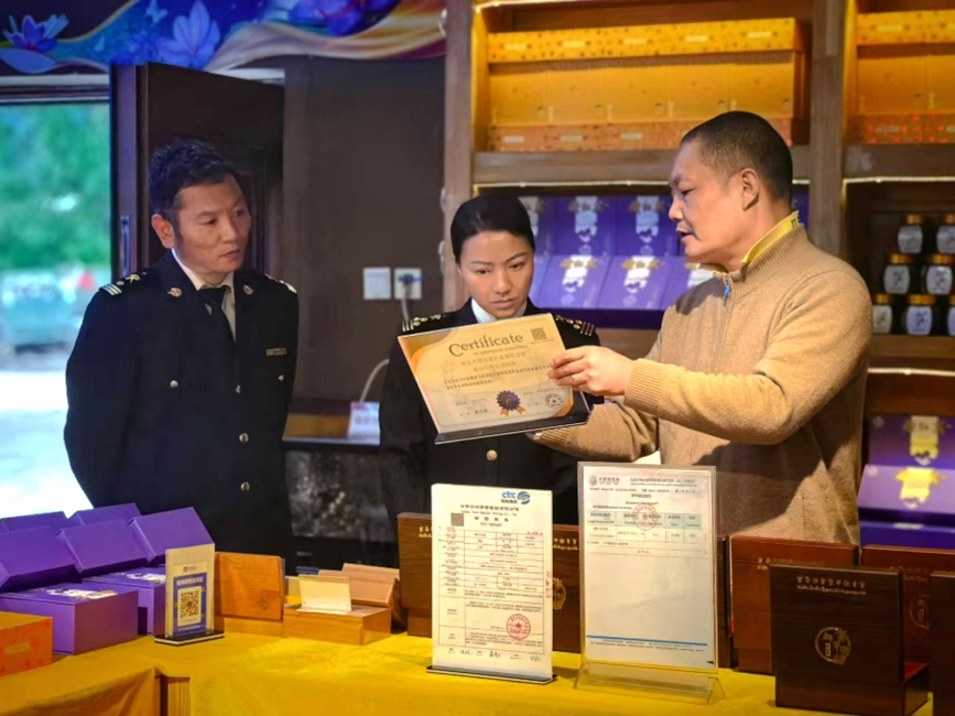 拉薩海關(guān)所屬林芝海關(guān)關(guān)員在藏紅花出口種植基地調(diào)研。拉薩海關(guān)供圖