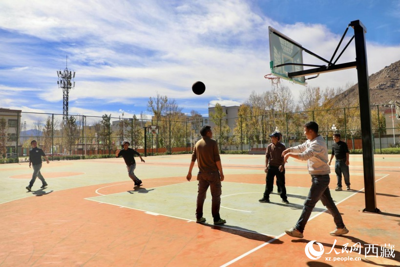 圖為周邊居民在公園內打球。人民網(wǎng)記者 次仁羅布攝