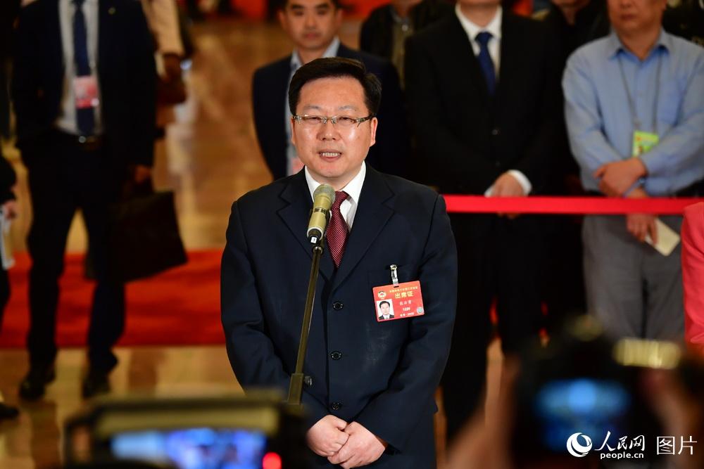 全國政協(xié)委員、中國聯(lián)通研究院院長張云勇接受記者采訪。