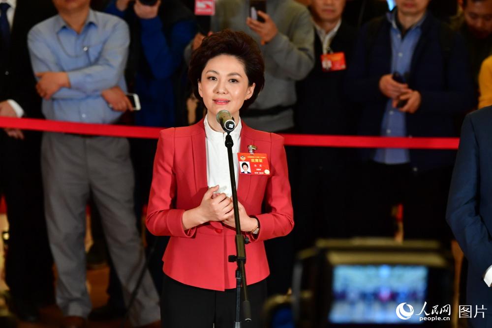 全國政協(xié)委員、中央廣播電視總臺(tái)央視新聞主播海霞接受記者采訪。