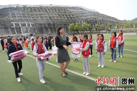修文縣組織搬遷戶子女開展戶外拓展活動(dòng)，捐贈(zèng)愛心物資。