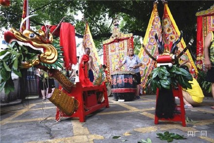場(chǎng)面震撼！中國(guó)龍舟之鄉(xiāng)順德舉行起龍儀式
