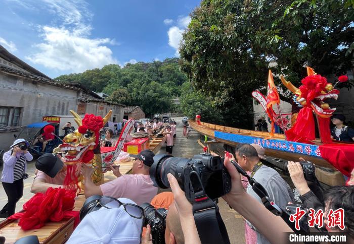 圖為5月29日，長(zhǎng)樂(lè)江田鎮(zhèn)村民為即將入水的新龍舟安裝龍頭?！埍?攝