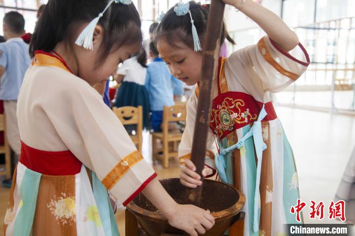 圖為小朋友們參加“將樂(lè)擂茶”制作?！《^生 攝