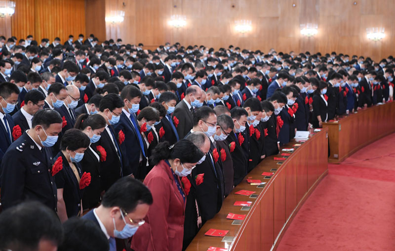 2020年9月8日上午，全國抗擊新冠肺炎疫情表彰大會在北京人民大會堂隆重舉行。這是全場肅立，向新冠肺炎疫情犧牲烈士和逝世同胞默哀。