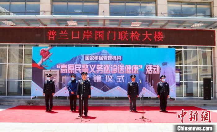 圖為捐贈儀式現(xiàn)場。　格熱 攝
