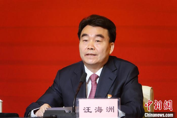 汪海洲在發(fā)布會(huì)上介紹西藏自治區(qū)黨史學(xué)習(xí)教育開展情況?！∪轿木?攝
