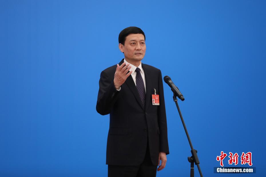 3月8日，第十三屆全國(guó)人民代表大會(huì)第四次會(huì)議舉行第二場(chǎng)“部長(zhǎng)通道”采訪活動(dòng)。圖為中國(guó)工業(yè)和信息化部部長(zhǎng)肖亞慶通過網(wǎng)絡(luò)視頻方式接受采訪。 <a target='_blank' ><p  align=