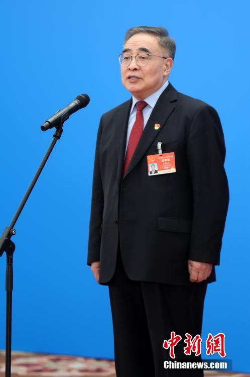 3月8日，第十三屆全國人民代表大會(huì)第四次會(huì)議舉行第二場“代表通道”采訪活動(dòng)。圖為全國人大代表張伯禮通過網(wǎng)絡(luò)視頻方式接受采訪。 <a target='_blank' ><p  align=