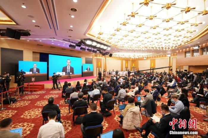 圖為記者在梅地亞中心多功能廳采訪。<a target='_blank' ><p  align=