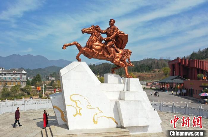 賀龍?jiān)獛浌枢l(xiāng)桑植縣已成為張家界西線旅游的重要組成部分?！钊A峰 攝