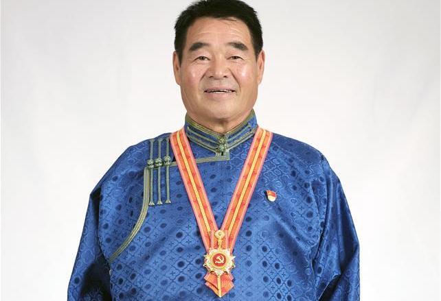 （奮斗百年路　啟航新征程·“七一勛章”獲得者·圖文互動(dòng)）（1）“草原之子”廷·巴特爾：讓草原綠起來(lái)，幫牧民富起來(lái)