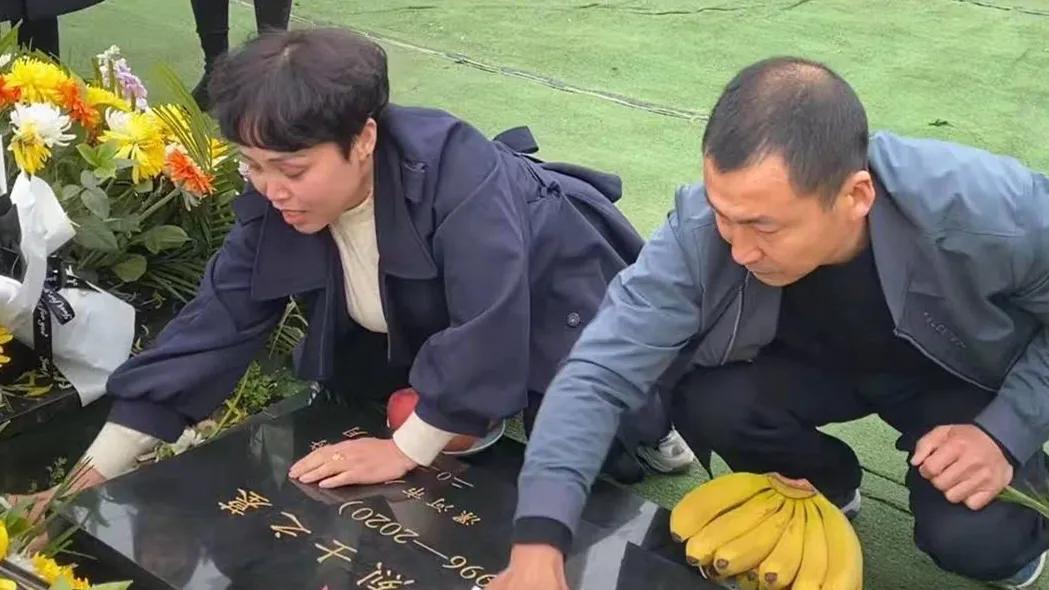 悼念戍邊烈士王焯冉:全國各地近五萬人自發(fā)獻(xiàn)花祭英烈,奶奶仍在等孫子回家