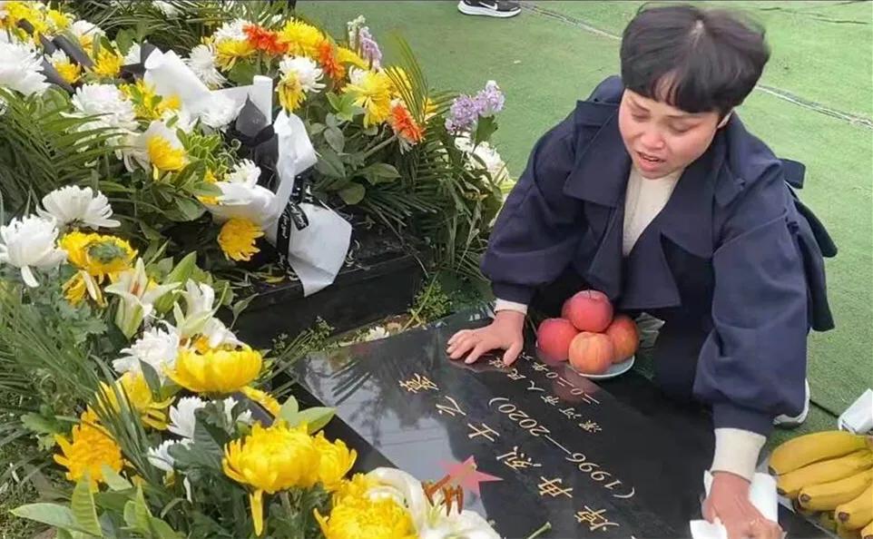 悼念戍邊烈士王焯冉:全國各地近五萬人自發(fā)獻(xiàn)花祭英烈,奶奶仍在等孫子回家