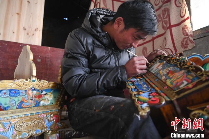 圖為拉薩手藝人制作年貨“切瑪盒”?！∝暩聛硭?攝