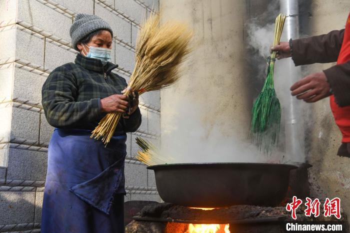 圖為拉薩手藝人制作年貨“羅薩梅朵”。　貢嘎來松 攝