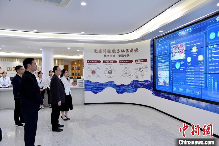 圖為與會(huì)來賓參觀福州中天社區(qū)?！蚊?攝
