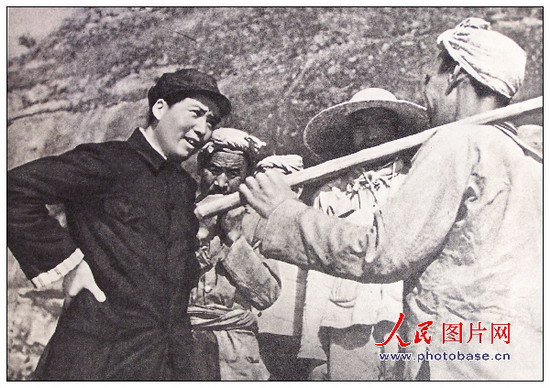 1939年，毛澤東同志在延安和楊家?guī)X農(nóng)民親切談話。