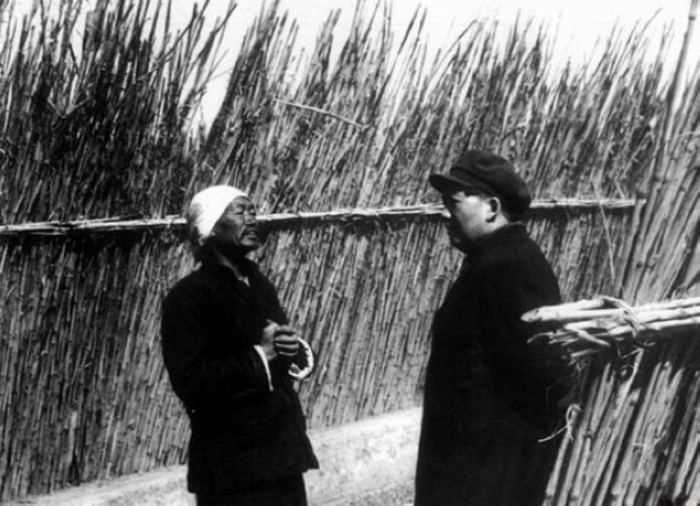 1952年，毛主席在北京近郊訪問農(nóng)民。