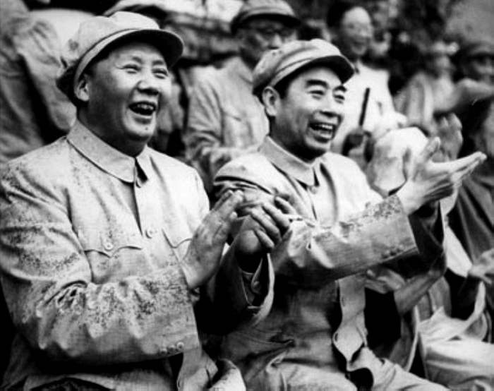1952年，毛主席在北京與周總理冒雨觀看解放軍體育比賽。