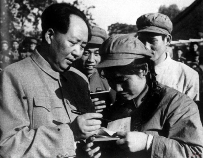 1952年，毛澤東為志愿軍歸國代表團(tuán)文藝戰(zhàn)士代表謝秀民簽名留念。