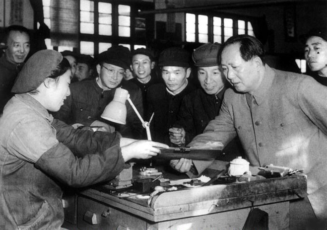 1956年，毛澤東視察南京無線電廠。