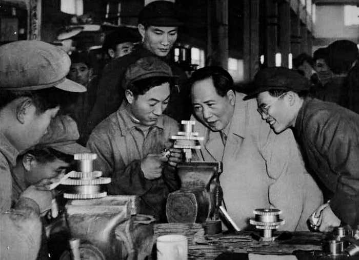 1956年，毛主席在天津視察工廠。
