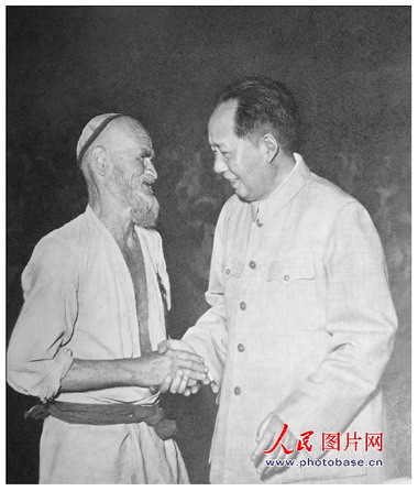 1958年，毛澤東和維吾爾族老人庫爾班·吐魯木親切握手。