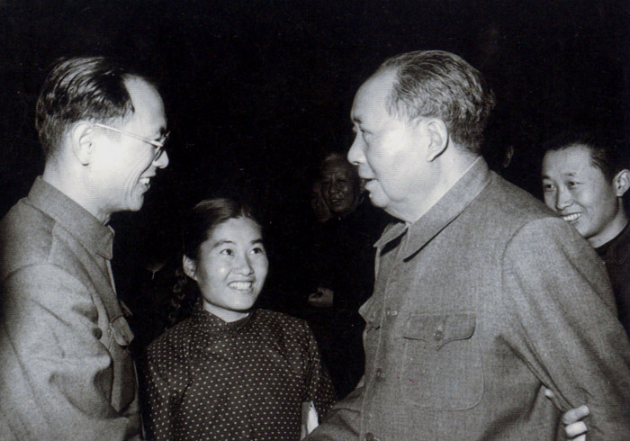1965年，毛主席在北京與生物化學(xué)家彭加木親切握手交談。攝影：錢嗣杰