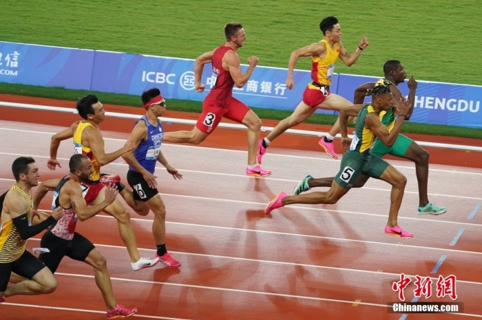 8月2日，第31屆世界大學(xué)生夏季運(yùn)動(dòng)會(huì)男子100米決賽在四川成都舉行，牙買(mǎi)加選手GOLDSON Kadrian dwayne(右一)以10秒04奪得男子百米冠軍。<a target='_blank' href='/'><p  align=