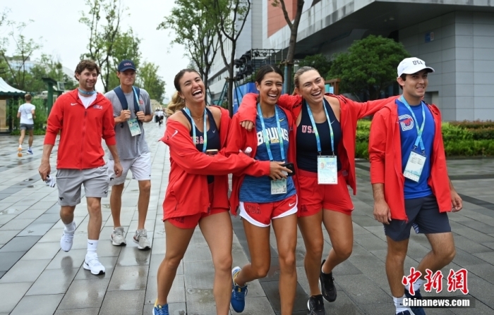 美國(guó)運(yùn)動(dòng)員在村內(nèi)開(kāi)心漫步。<a target='_blank' href='/'><p  align=