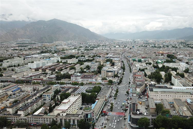 8??10日無人機(jī)拍攝的拉薩城市一景???新華社記??? 王益?? ??.jpg